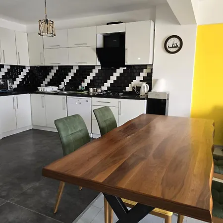 Apartman Edelweiss Two-bedroom Pool View Retreat